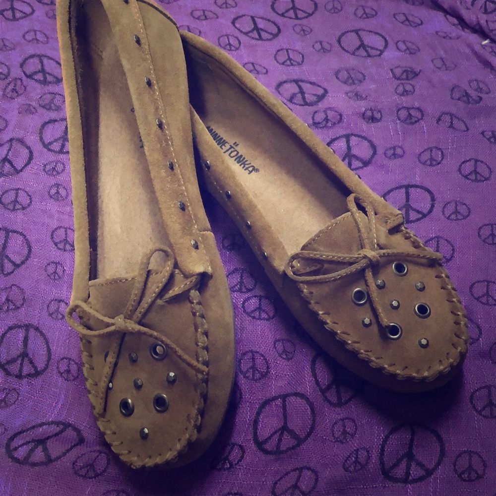 🏵CUTE MINNETONKA STUDDED MOCCASINS🏵